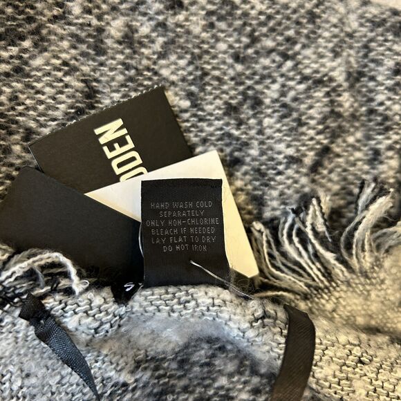 Steve Madden Women's Ruana Wrap One Size Black Kimono Pockets Fringed NWT - Picture 5 of 7